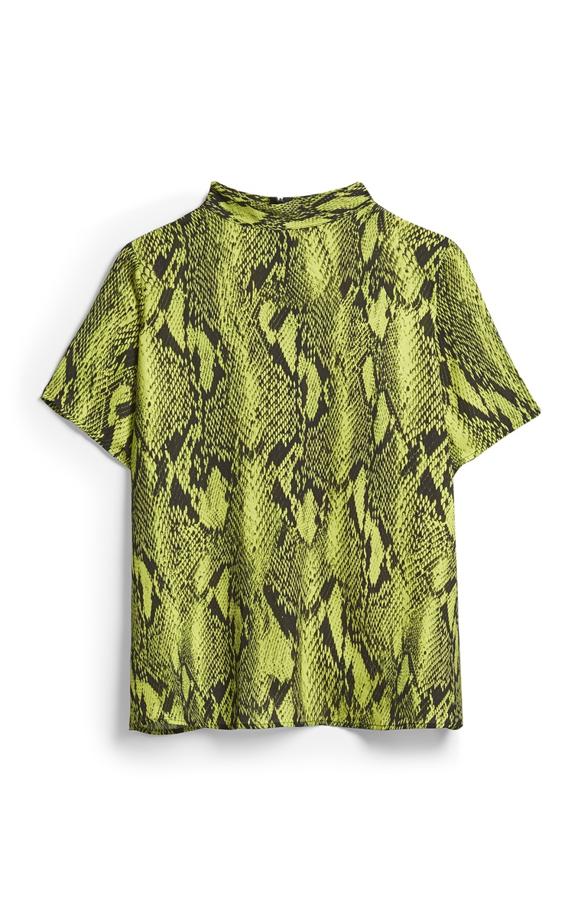 Blusa ajustada con estampado de serpiente en tono flúor, 15 euros.