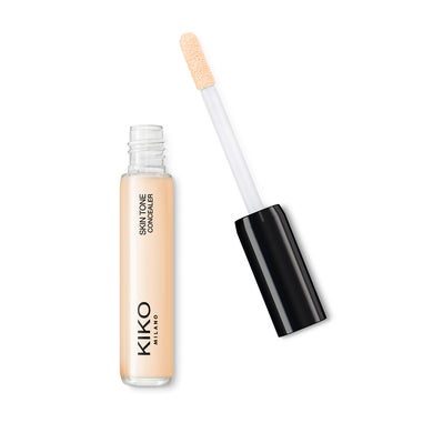 Consigue un maquillaje impecable utilizando el Skin Tone Concealer de Kiko. Un producto de textura líquida y fluida que deja un acabado muy natural. Está disponible en 9 tonos diferentes. (4,15 euros).