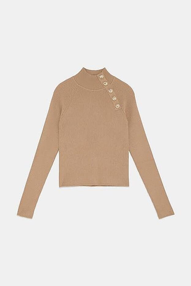 Jersey de punto canalé con cuello subido, manga larga y detalle de boones, 19,95 euros.