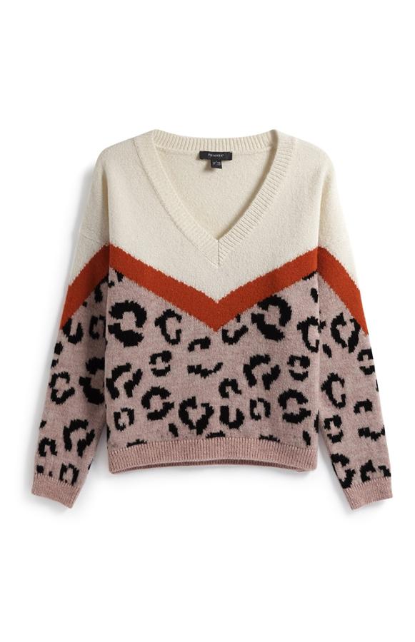 Jersey con diseño en V y detalle de estampado 'animal print', 16 euros.