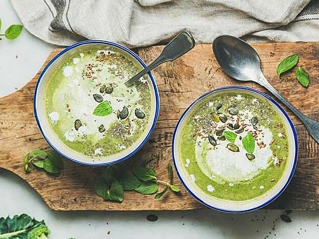 Crema de brócoli con leche de coco y semillas. Instagram @felicidadcarrera