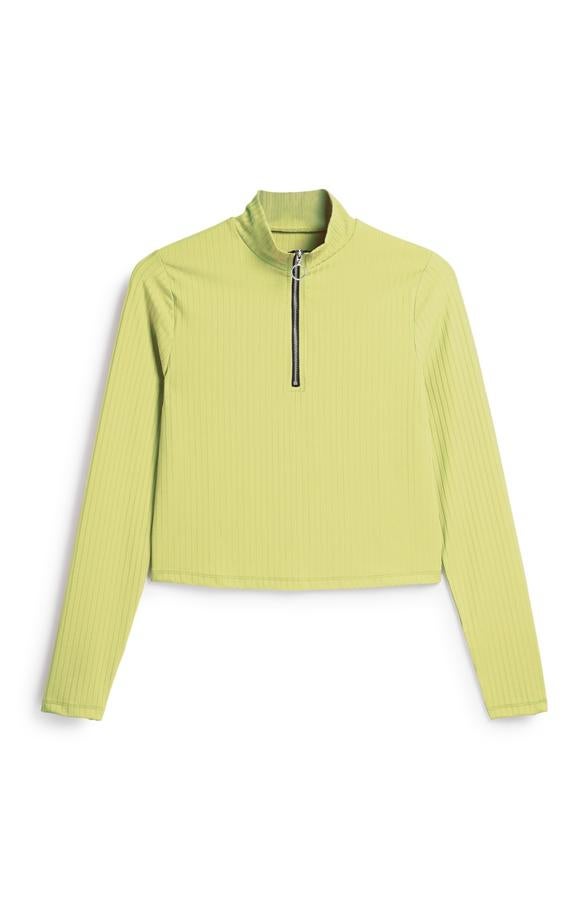 Top de cuello cisne en verde neón con detalle de cremallera en la parte frontal, 8 euros.