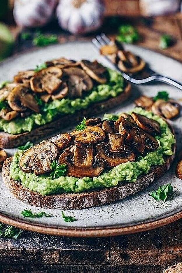 Tostas de aguacate con champiñones. Instagram @plantbased.recipes
