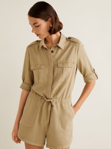 Mono corto con cuello camisero de Mango: 19,99 euros.