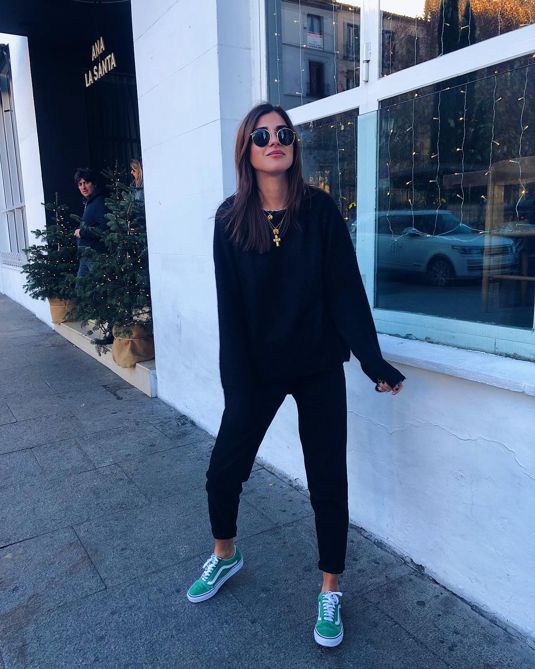 Estamos acostumbradas a verla con Vans, así que estas tan icónicas en color verde no podían faltar en su vestidor. Son de Asos y valen 94,99 euros.