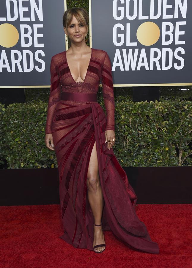 Halle Berry de Zuhair Murad. La actriz no estaba muy favorecida con este traje granate de tiras de encaje y terciopelo.