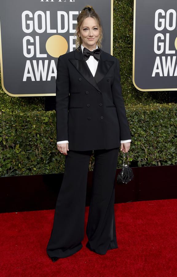 No nos convence nada cómo le queda el esmoquin a la actrzi Judy Greer.