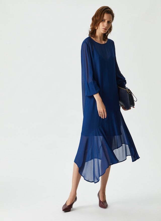 Perfecto para una boda de día, este vestido midi en gasa azul de Adolfo Domínguez está rebajado de 169 a 68 euros.