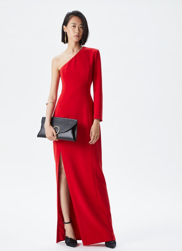 Y este vestido de escote asimétrico en un sensual rojo, está rebajado en Adolfo Domínguez de 547 a 274 euros.