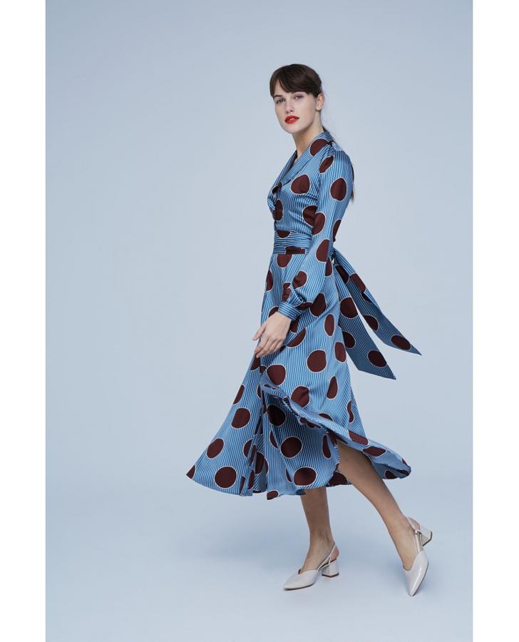 Dolores Promesas nos propone este vestido de inspiración retro, ideal para una boda de día. En sus rebajas pasa de 280 a 140 euros.