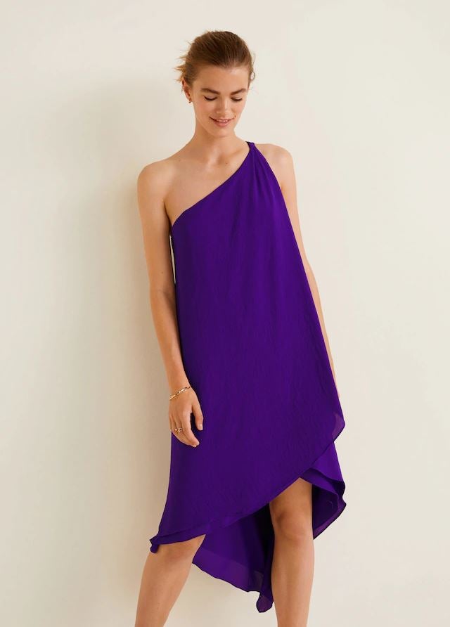 Y este vestido túnica asimétrico en color púrpura, también de Mango, pasa de 49.99 a 34.99 euros en las rebajas.