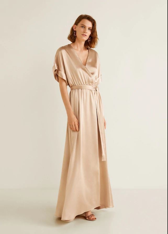 Súper elegante y muy femenino, este vestido de satén nude está rebajado en Mango de 59.99 a 39.99 euros.