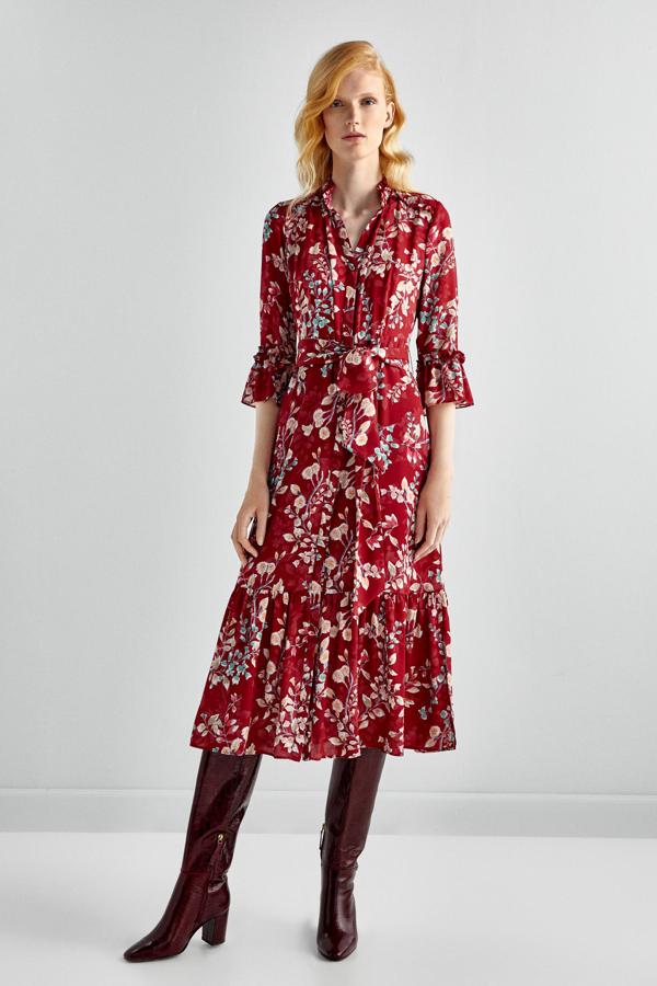 Nos imaginamos una boda en el campo, y una invitada de día con este vestido midi de inspiración boho. En las rebajas de Pedro del Hierro pasa de 219 a 109 euros.