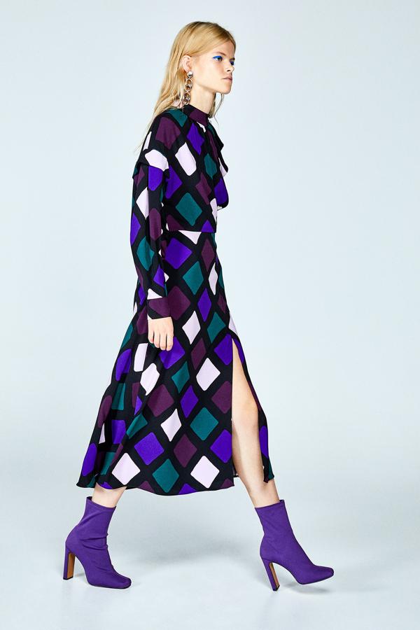 Y este de inspiración setentera con estampado geométrico, también de Sfera, tiene una rebaja que baja su precio de 49.99 a 39.99 euros.