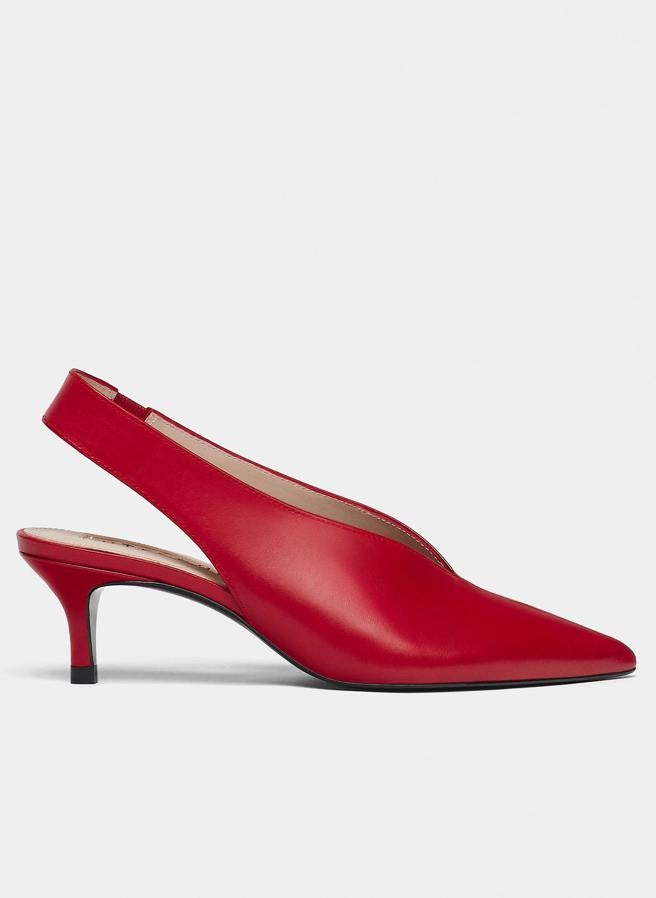 Si no quieres el zapato clásico, este destalonado con tacón "kitten" es la opción ideal y con mucho color (49,95 euros).