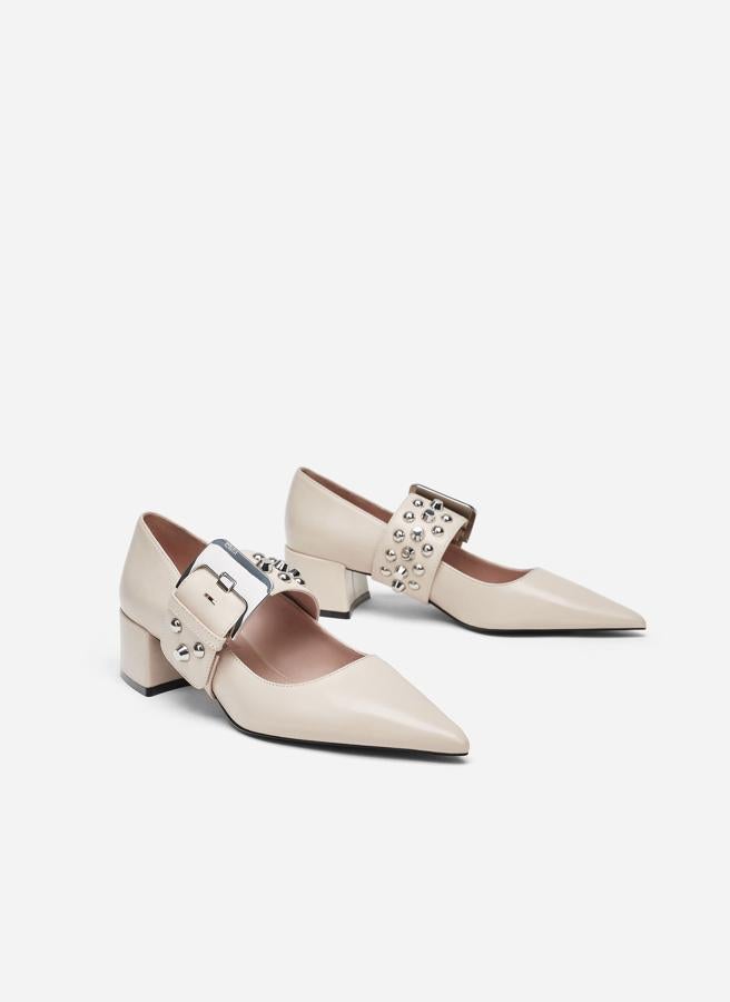 Con correas de quita y pon que se pueden llevar como en la foto o como tobilleras (49,95 euros).