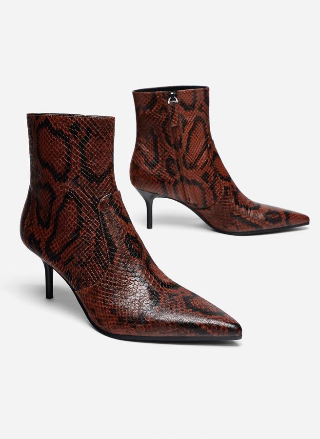 Los clásicos, con tacón fino y el estampado de serpiente perfecto (69,95 euros).