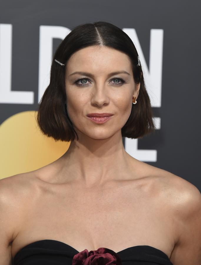Caitriona Balfe también se decantó por un bob, esta vez decorado con dos horquillas con detalles de brillantes y con un extra de volumen de medios a puntas en su melena.