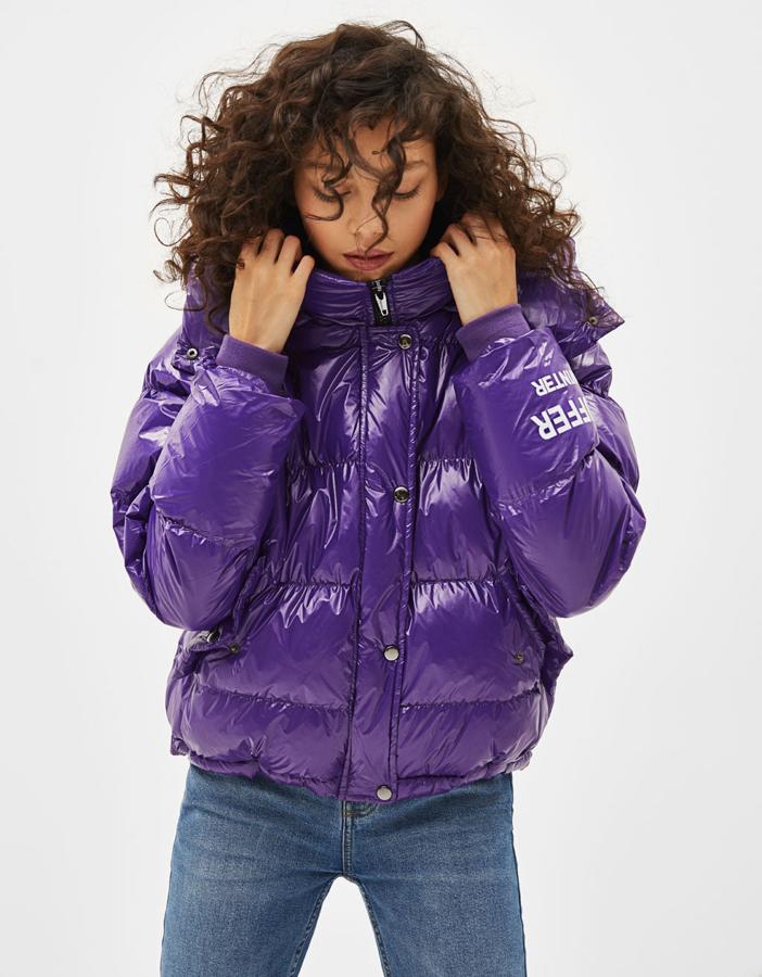 Cazadora puffy con capucha de nylon brillante, 29,99 euros.