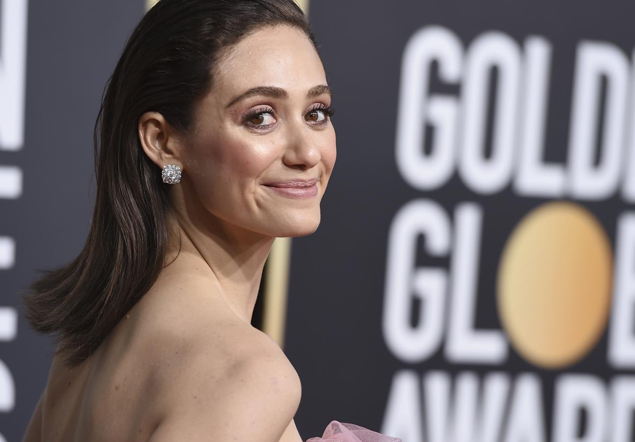 Emmy Rossum prefirió llevar el pelo suelto peinado hacia atrás, con el fin de dar el mayor protagonismo a su maquillaje. Otra de esas opciones que nunca fallan.