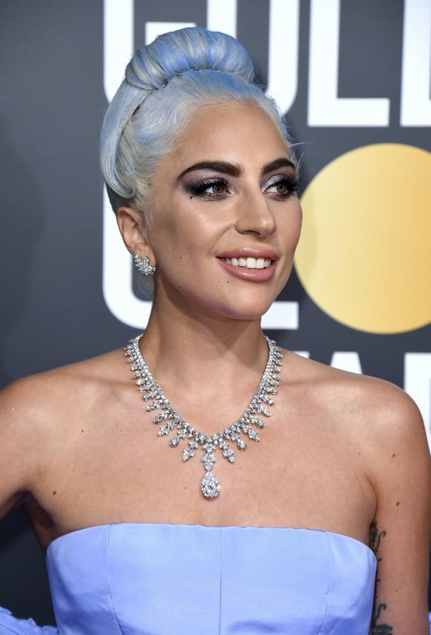Lady Gaga fue una de las ganadoras indiscutibles de estos premios. La cantante apostó por un moño alto muy elaborado y con el tono azul como protagonista.