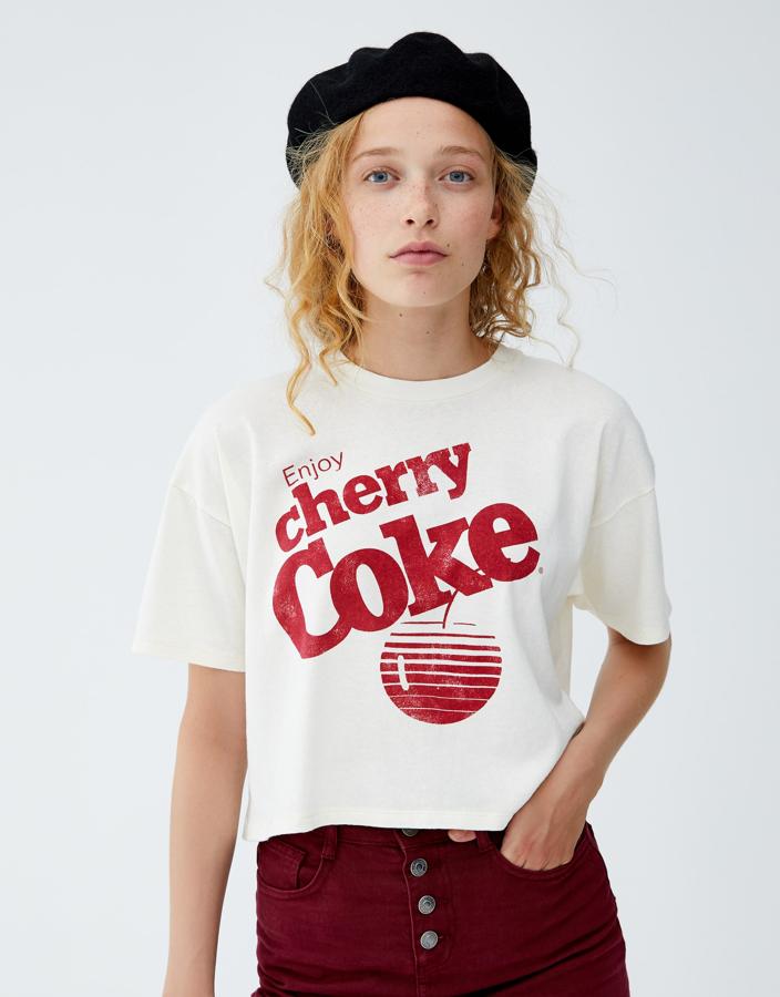 En España no tuvo mucho éxito la Coca-Cola de cereza pero sí lo ha tendio en Pull&Bear con esta prenda (5,99 euros).