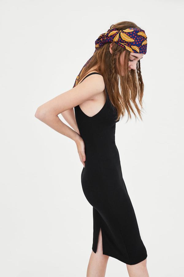 Todas necesitamos en nuestro armario un vestido que nos haga tipazo, y este LBD de Zara es un buen candidato. Además, su precio en las rebajas pasa de 12.95 (sí, ya era baratísimo) a 7.99 euros.