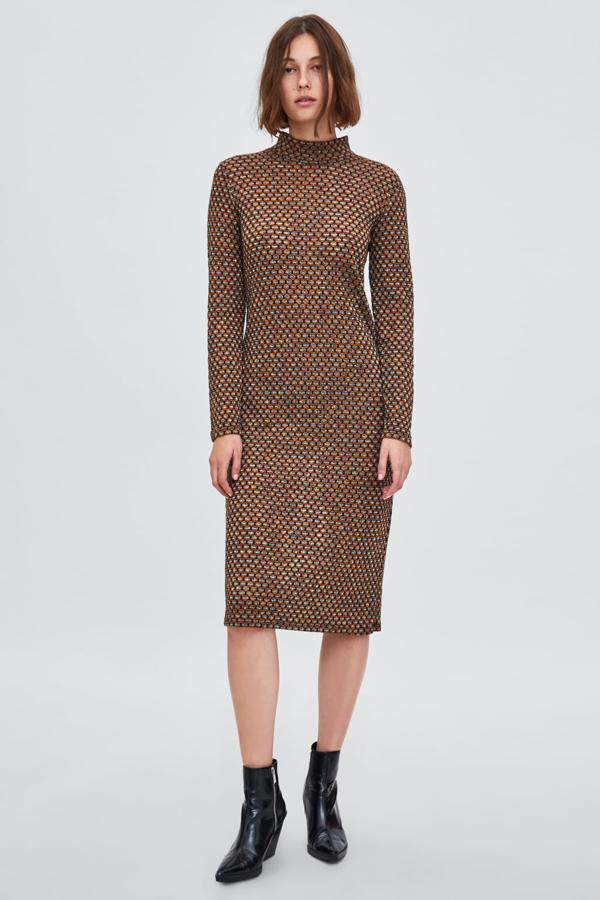 Este vestido midi con estampado 'jacquard' puede ser un gran aliado para tus looks 'working girl' de invierno. En las rebajas de Zara pasa de 22.95 a 9.99 euros.