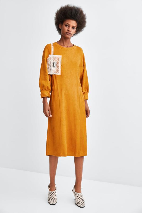 El color mostaza sigue marcando tendencia este 2019. Si no te atrevías con él, este vestido de Zara rebajado de 22.95 a 9.99 euros merece que le des una oportunidad.