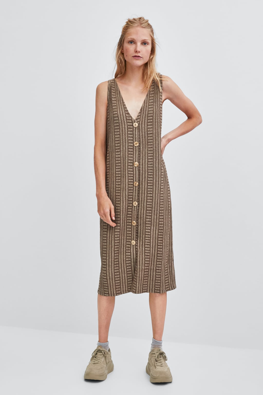 Este vestido de punto con hilo metalizado te lo pondrás tanto en verano como en invierno. Y solo por 9.99 euros en las rebajas de Zara... (antes, 22.95)