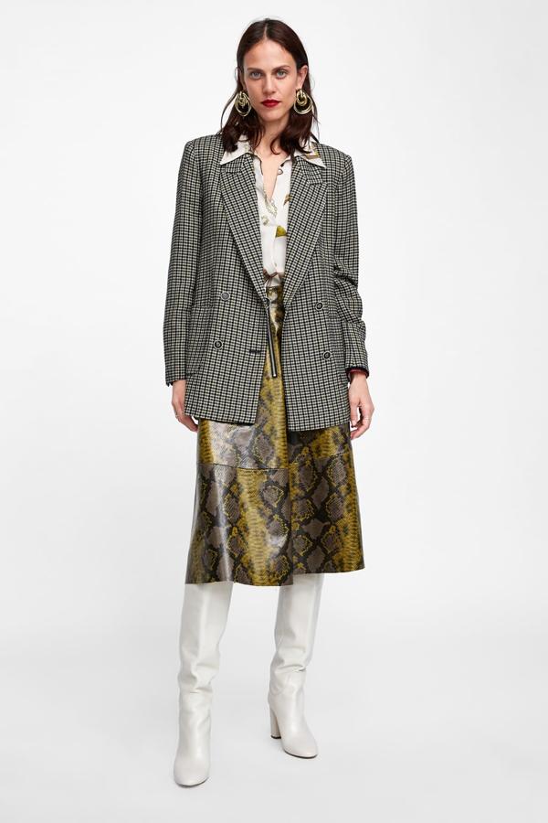 Con efecto brillante y cremallera central, es de esas prendas de Zara que no pensarán que es "low cost" cuando la vean (17,99 euros).