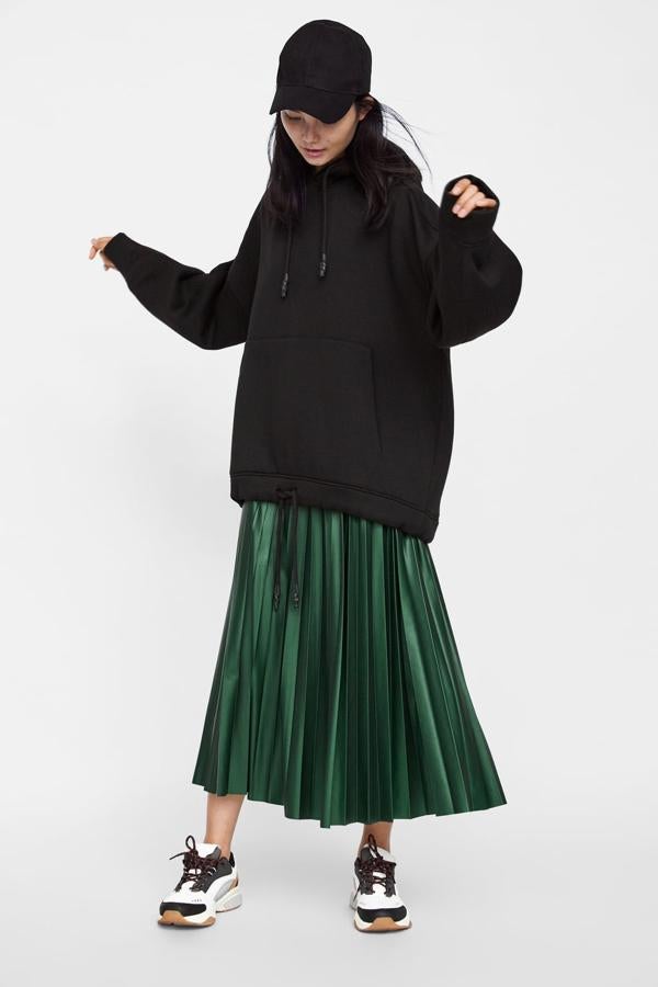 Igual te sirve para el día a día que para una boda con la blusa adecuada. La falda plisada es un básico atemporal que te sacará de más de un apuro (25,99 euros).