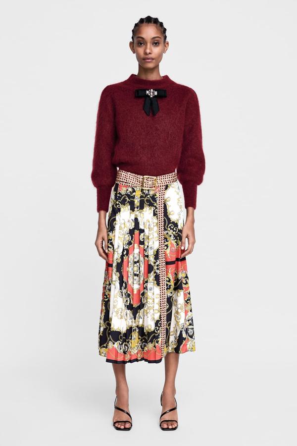 Uno de los estampados más famosos de Zara en una de las faldas que más ha triunfado entre las blogueras. Hemos tenido suerte porque ha llegado a las rebajas y está a mitad de precio (25,99 euros).