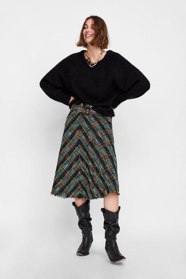 Las más clásicas encuentran en esta falda de tweed con bajo desflecado y cinturón a juego su aliada de invierno perfecta (25,99 eruos). Además, su costura central te hará parecer más delgada.