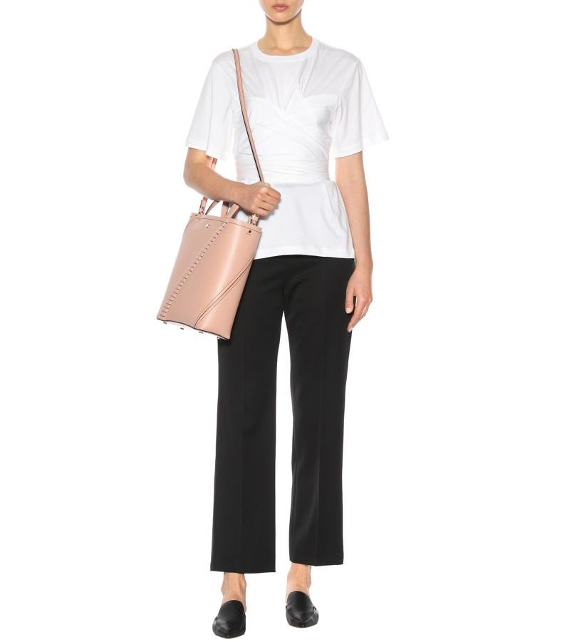 Proenza Schouler firma este todoterreno maxi bolso en color nude, que está a mitad de precio en las rebajas de MyTheresa. Precio final: 447 euros.