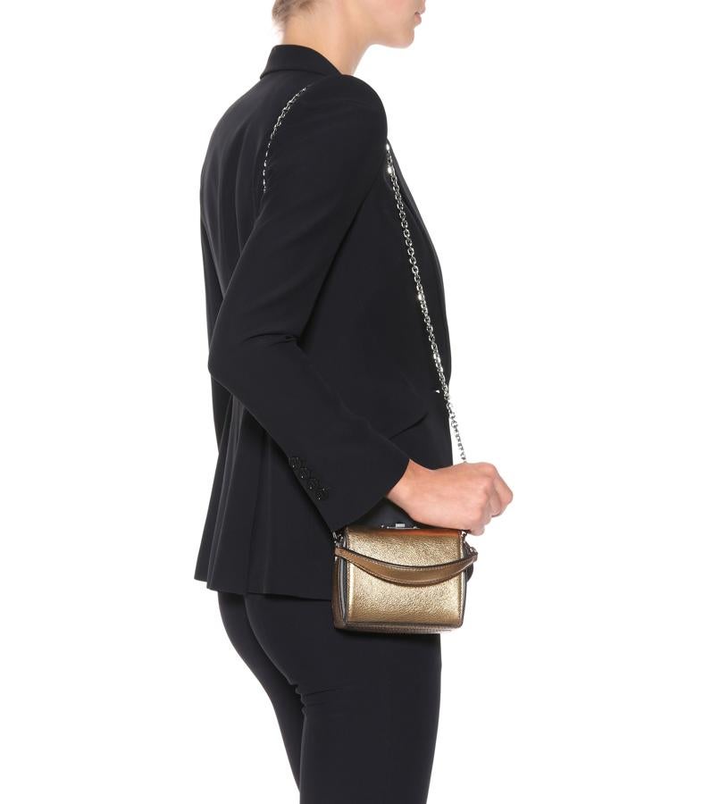 Este mini bolso dorado de Alexander McQueen es una auténtica joya que, además, está con un -60% de descuento en las rebajas de MyTheresa. Precio final: 420 euros.