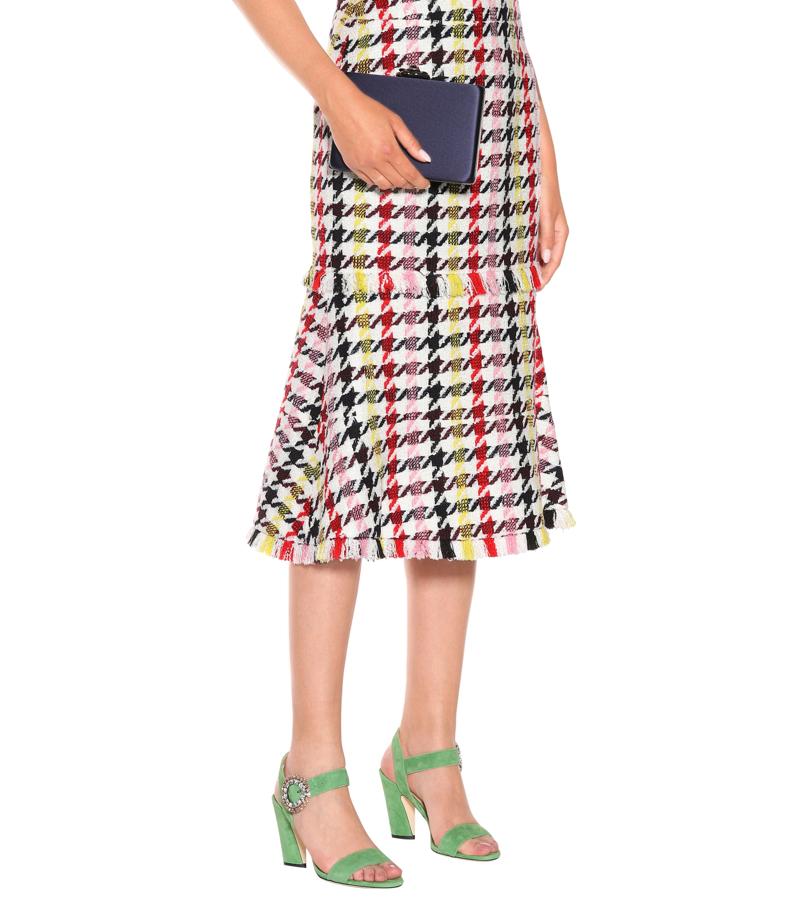 Si buscas un clásico que puedas reutilizar en todas tus bodas y fiestas de gala, hazte con este clutch azul noche de Oscar de la Renta, que tiene un descuento del -60% en las rebajas de MyTheresa. Precio final: 676 euros.