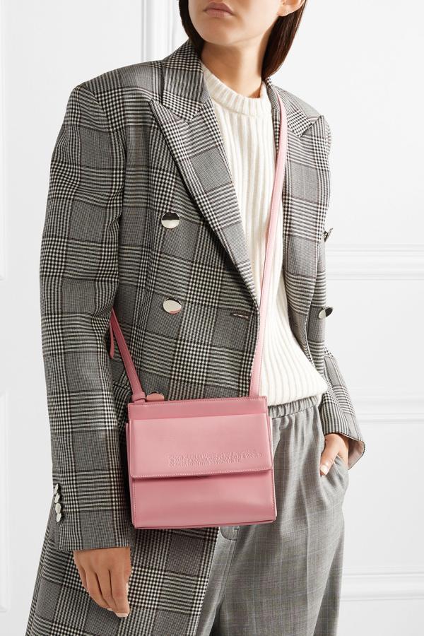 Este mini bolso bandolera de Calvin Klein es cómodo y perfecto para poner un toque de color a tu look, y tiene un descuento del -70% en las rebajas de Net-a-Porter. Precio final: 293 euros.
