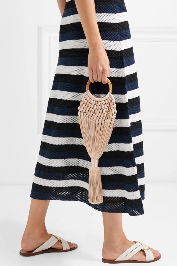 Sin duda, uno de los bolsos de verano favoritos de las blogueras fue este de Cult Gaia, que ahora puedes encontrar a mitad de precio en las rebajas de Net-a-Porter. Precio final: 175 euros.