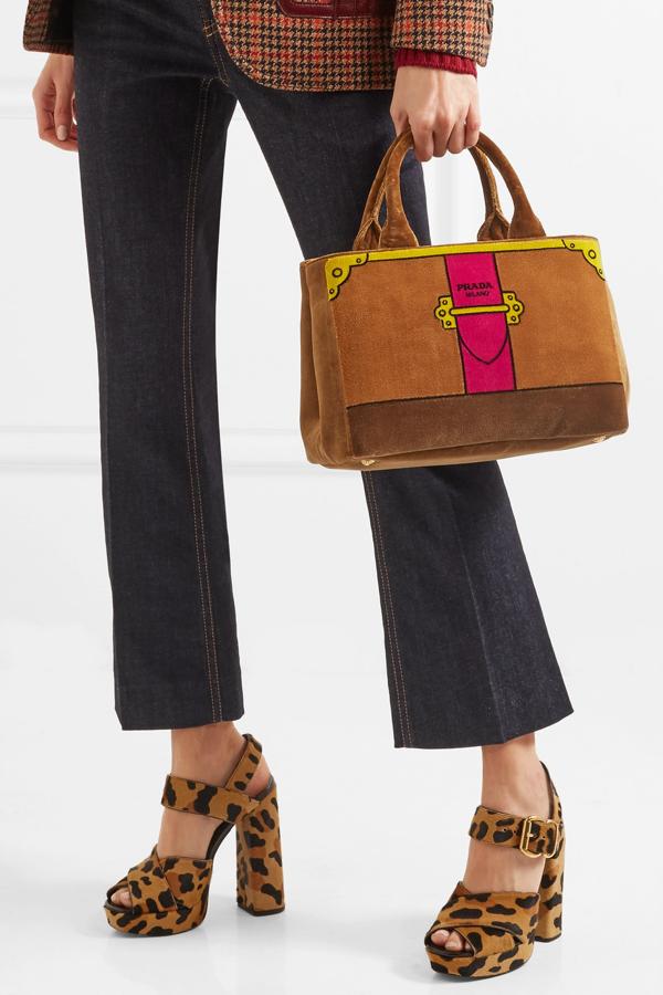 Nos hace mucha gracia este 'tote' de terciopelo pintado de Prada, rebajado con un -40% en Net-a-Porter. Precio final: 1.020 euros.