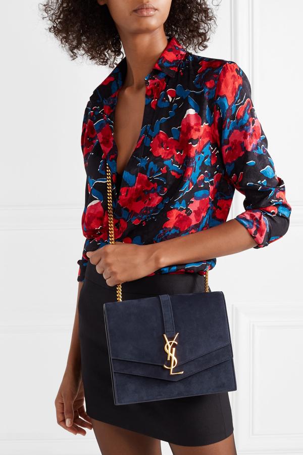 Otra de nuestras 'obsesiones fashionistas' es el Sulpice de Saint Laurent, que con este acabado en ante azul noche tiene un descuento del -40% en las rebajas de Net-a-Porter. Precio final: 1.194 euros.