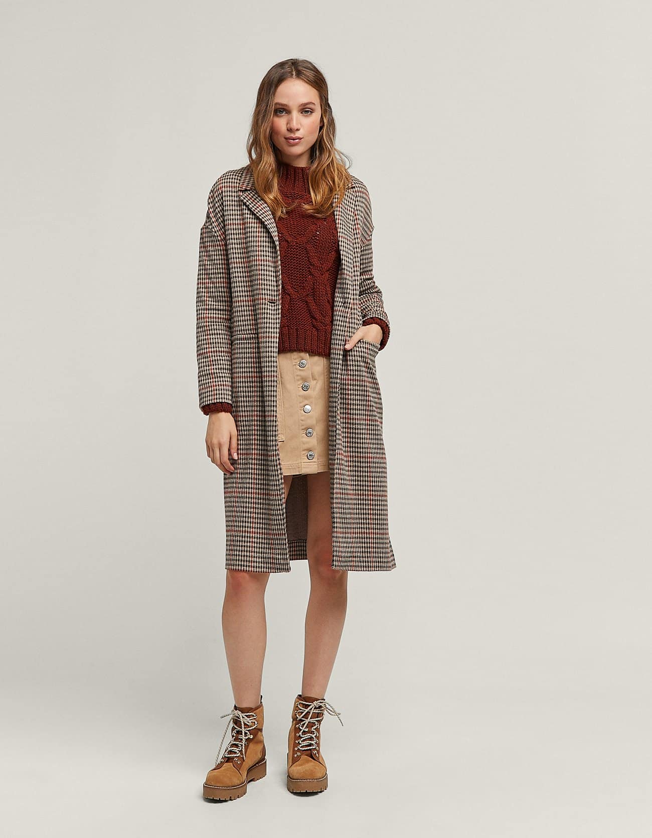 Este abrigo de silueta 'oversize' e inspiración masculina con estampado de cuadros en tonos tierra está rebajado en Stradivarius de 35.99 a 19.99 euros.