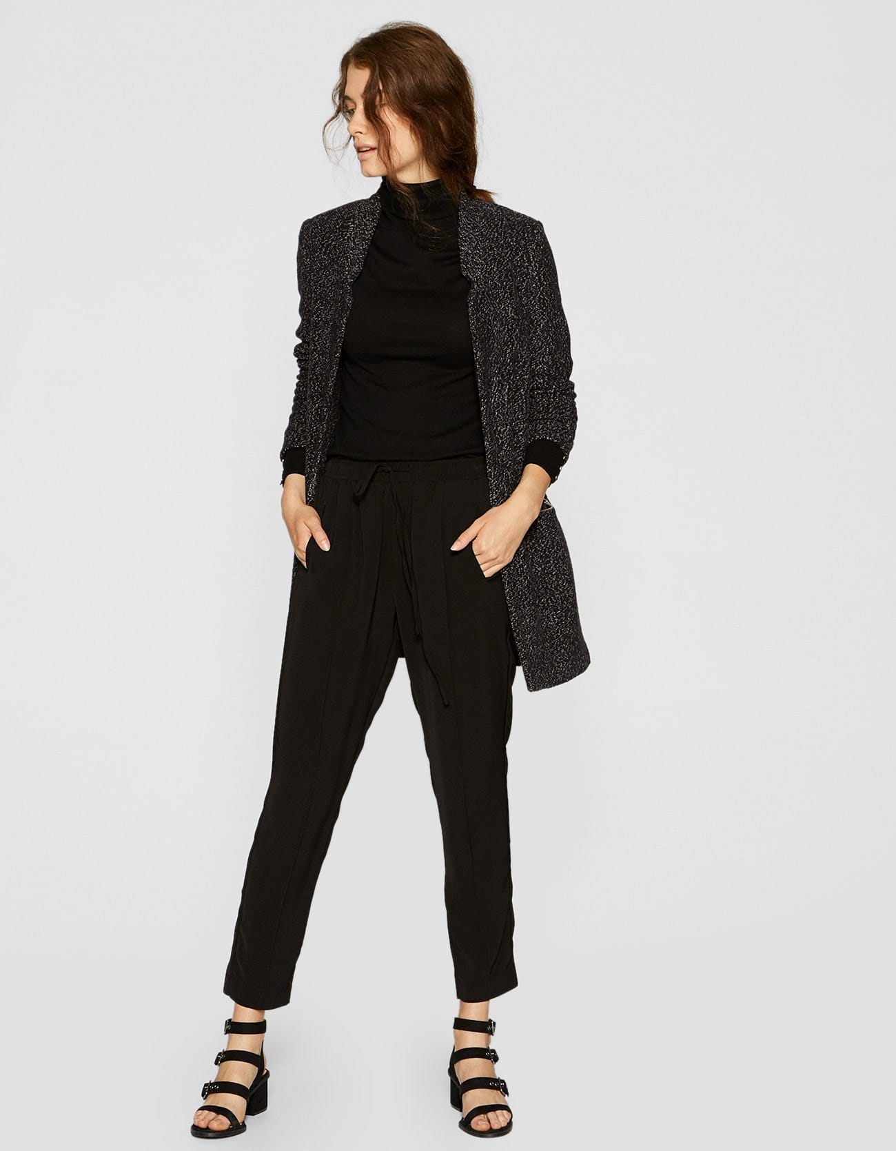 Si buscas un abrigo ligero y favorecedor para tus looks 'working girl' de entretiempo, aquí lo tienes: en las rebajas de Stradivarius pasa de 29.99 a 19.99 euros.