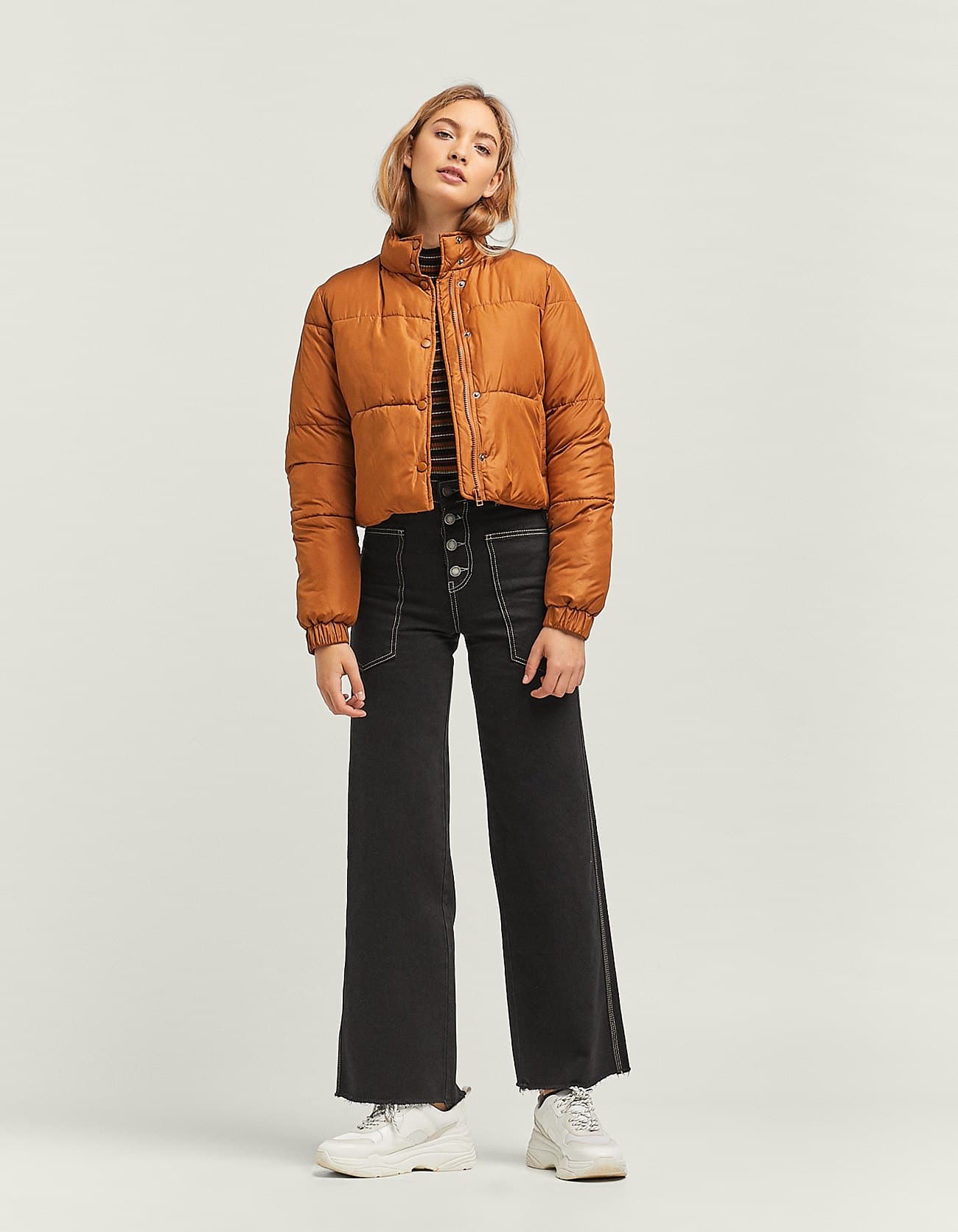 Esta cazadora 'padding' corta recupera una de las tendencias más noventeras del invierno, y está rebajada de 29.99 a 19.99 euros en Stradivarius.