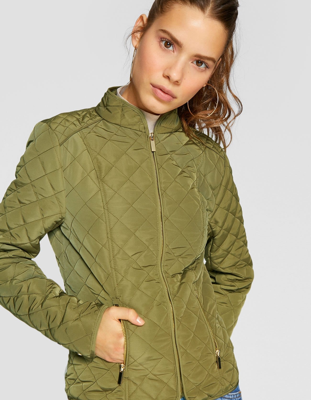 Esta cazadora tipo 'husky' es un clásico que no pasa nunca de moda, y que ahora está rebajada en Stradivarius de 29.99 a 19.99 euros.