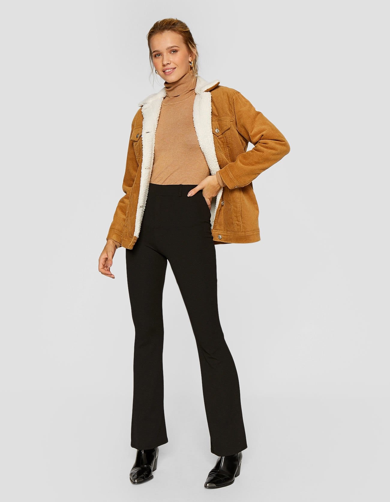 Las cazadoras de pana con borreguito han vuelto a estar a la última este invierno. Esta de Stradivarius nos devuelve directas a la adolescencia, y en las rebajas pasa de 35.99 a 19.99 euros.