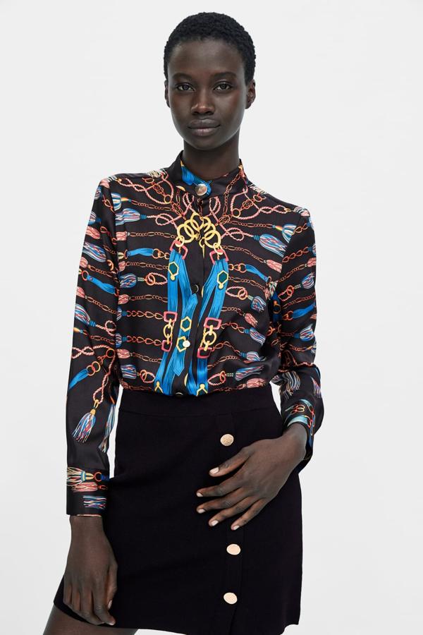 Camisa fluida con estampado de cadenas, cuello subido y manga larga, 15,99 euros.