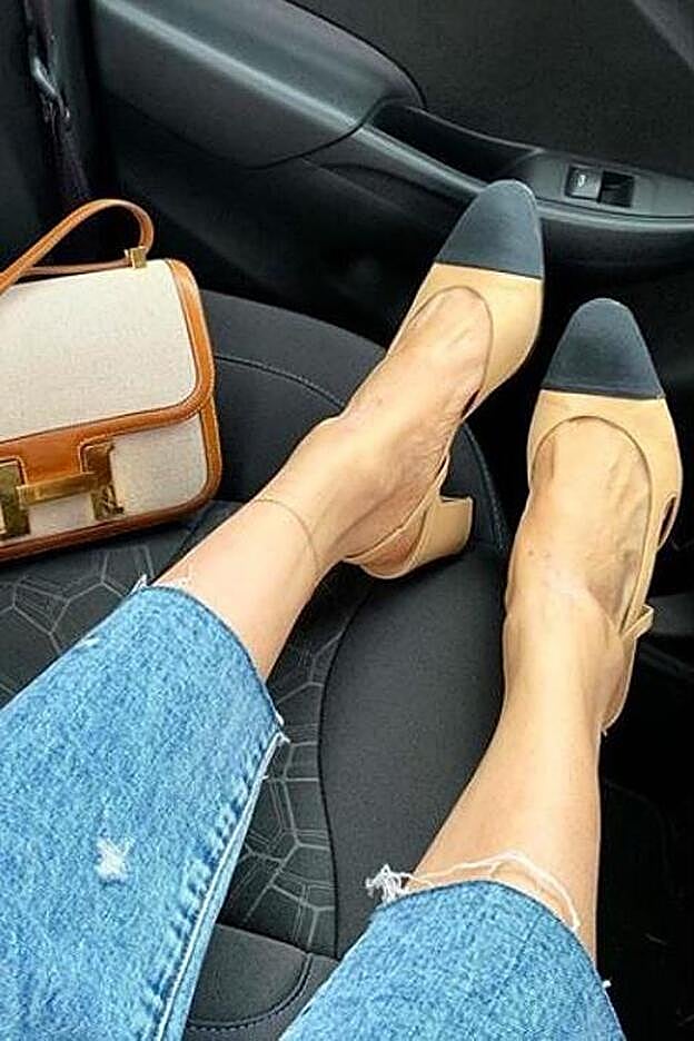 Eva Chen es la directora de moda de Instagram y en su perfil es habitual ver fotos en el coche de las que solo se ven sus accesorios: zapatos y bolso. Siempre de firmas de lujo, claro. En esta foto con los famosos Slingback de Chanel.