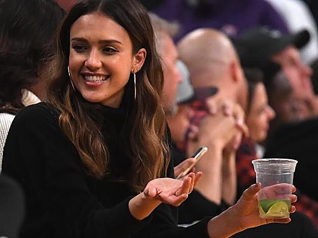 Jessica Alba durante un partido de baloncesto.