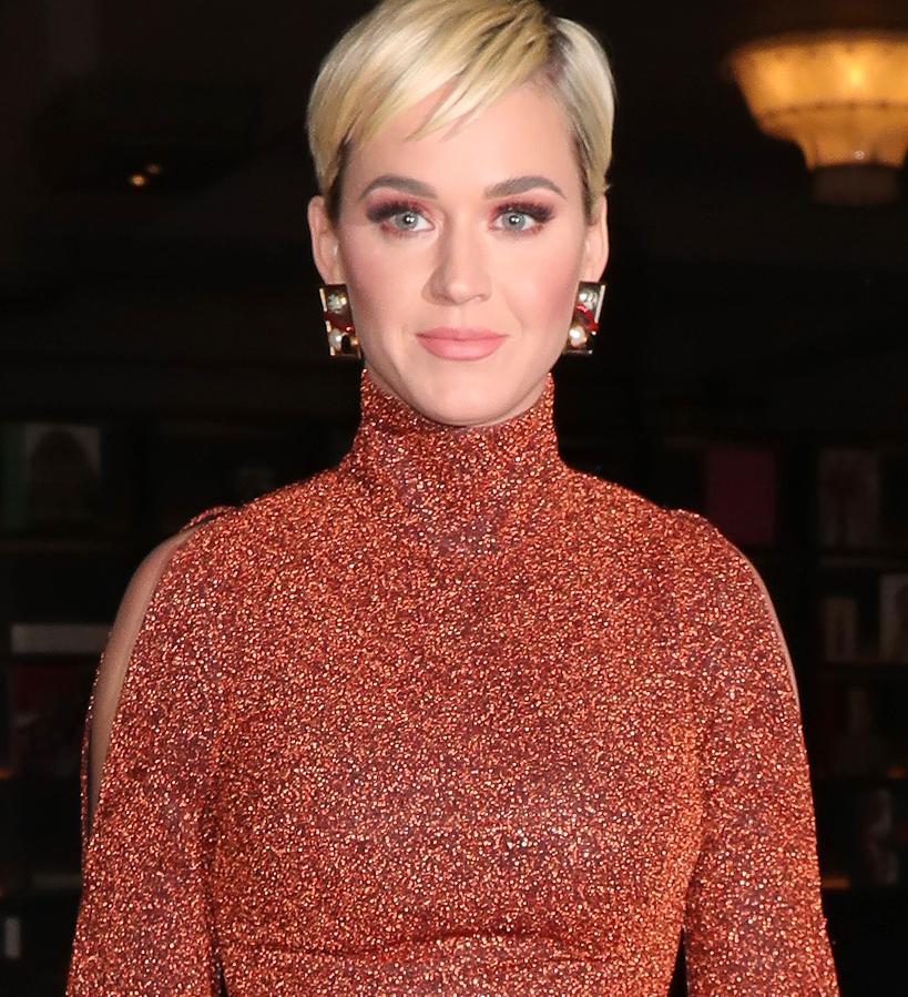 El año pasado el pixie se puso tan de moda que Katy no pudo resistirse a lucir este corte que, para ser sinceros, no le queda nada mal. Y, aunque ha mantenido el corte durante este tiempo, sí que ha ido modificando tanto el tono como el peinado.